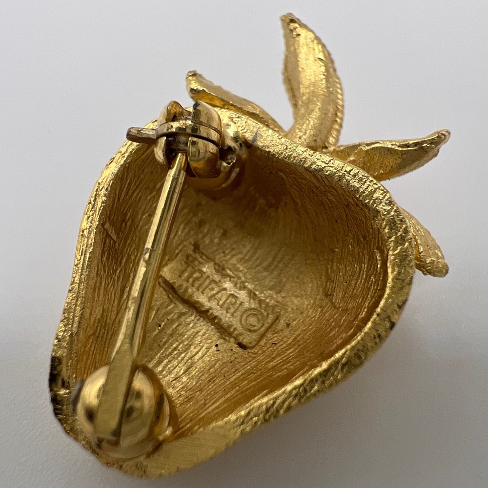Vintage Trifari Gold Tone Strawberry Brooch Textured Figural Fruit Pin Logo - Picture 3 of 5